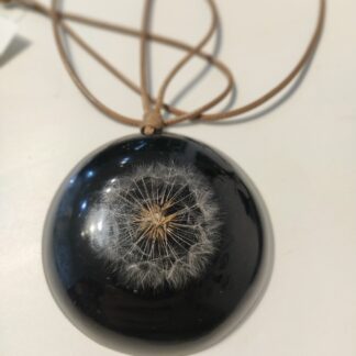 colar com pingente de resina - dente de leão