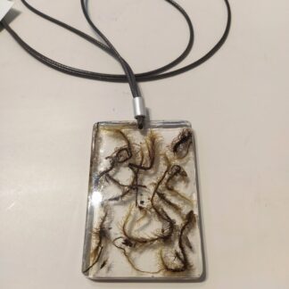 colar de resina com musgo