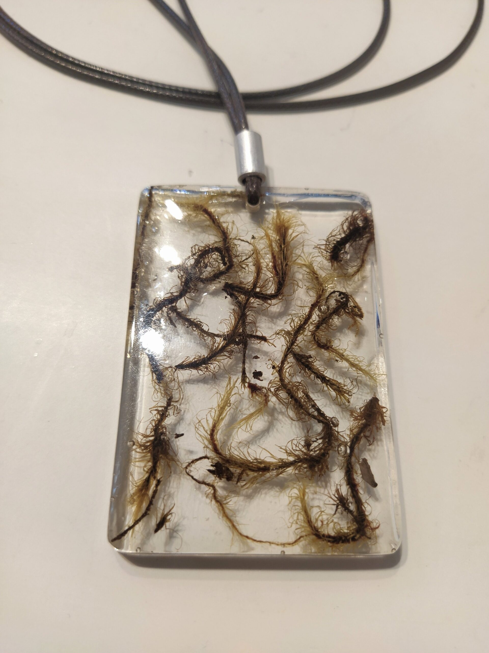 colar de resina com musgo - Imagem 2