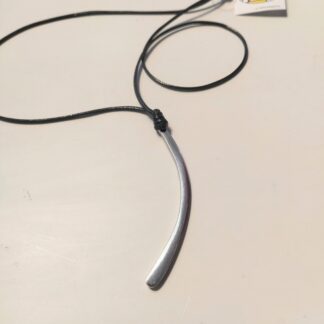 colar com pingente de alumínio