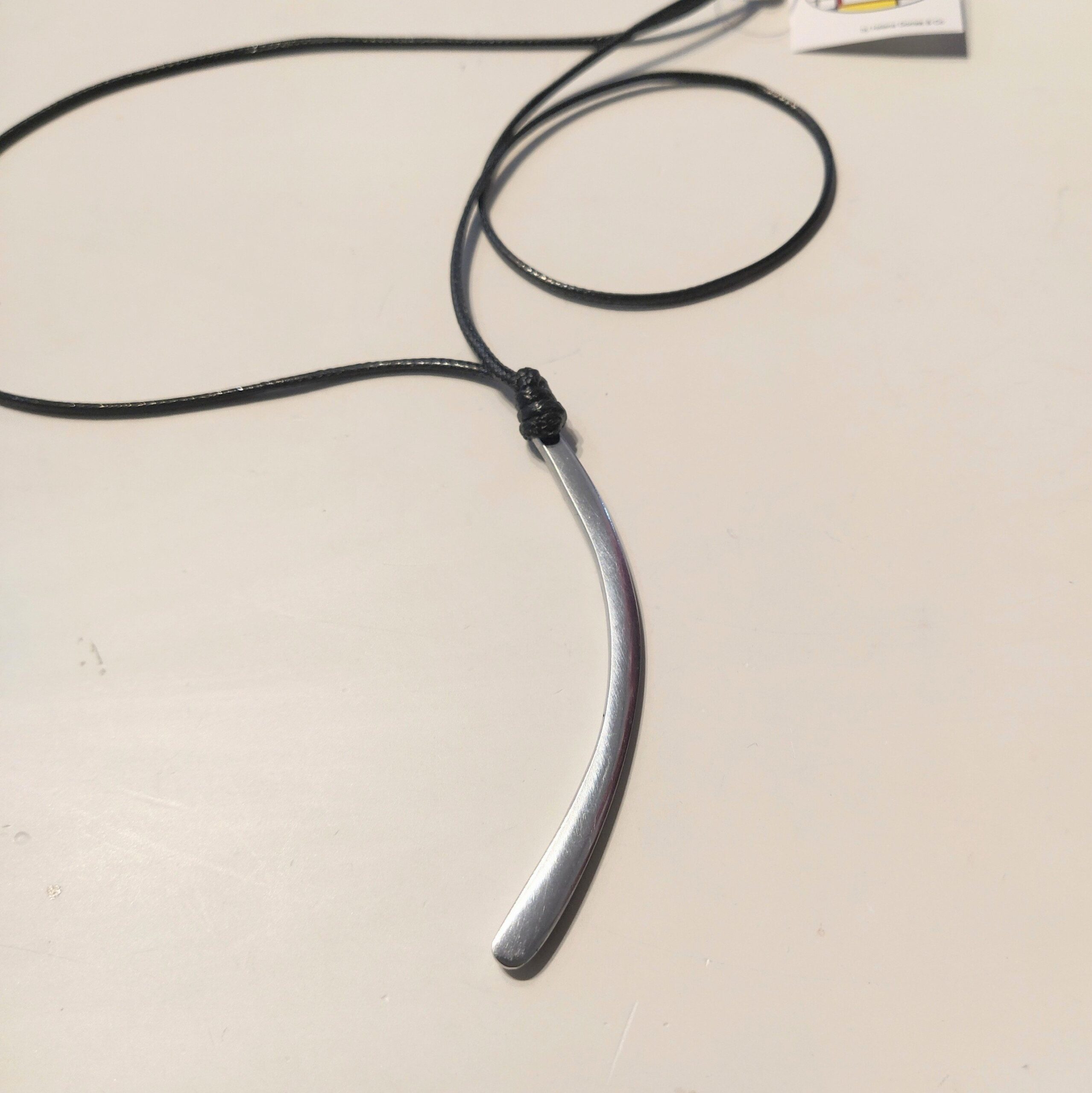 colar com pingente de alumínio